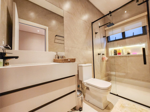 Este sobrado oferece um padrão de acabamento de altíssimo nível, ideal para quem busca o máximo em conforto e luxo. - Foto