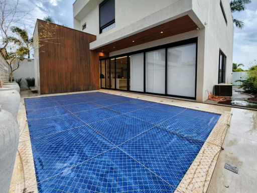 Este sobrado oferece um padrão de acabamento de altíssimo nível, ideal para quem busca o máximo em conforto e luxo. - Foto