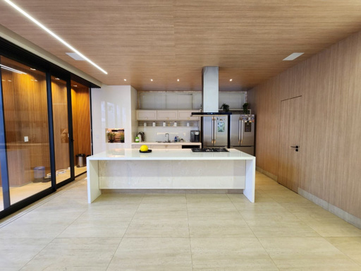 Este sobrado oferece um padrão de acabamento de altíssimo nível, ideal para quem busca o máximo em conforto e luxo. - Foto
