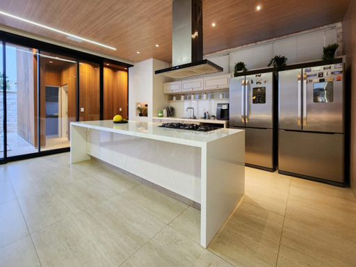 Este sobrado oferece um padrão de acabamento de altíssimo nível, ideal para quem busca o máximo em conforto e luxo. - Foto
