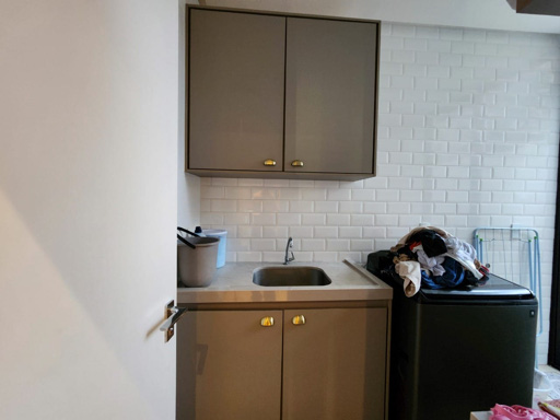 Este sobrado oferece um padrão de acabamento de altíssimo nível, ideal para quem busca o máximo em conforto e luxo. - Foto