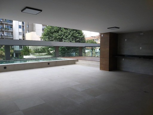 Área Coberta de Acesso à Piscina