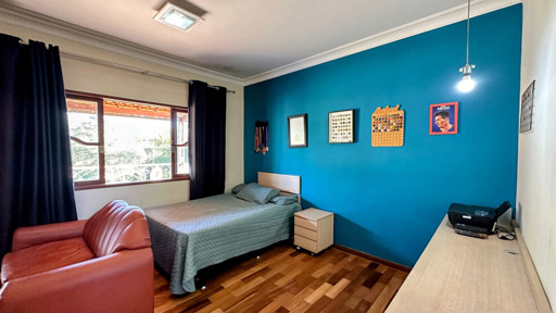 Quarto com closet e varanda 