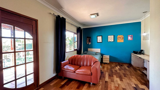 Quarto com closet e varanda 