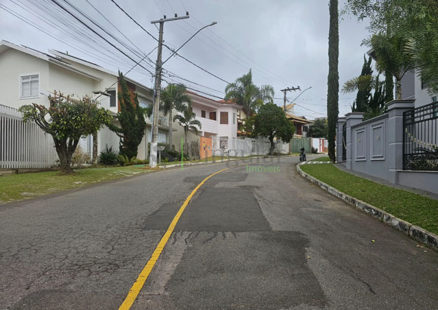 Rua em frente ao Imóvel