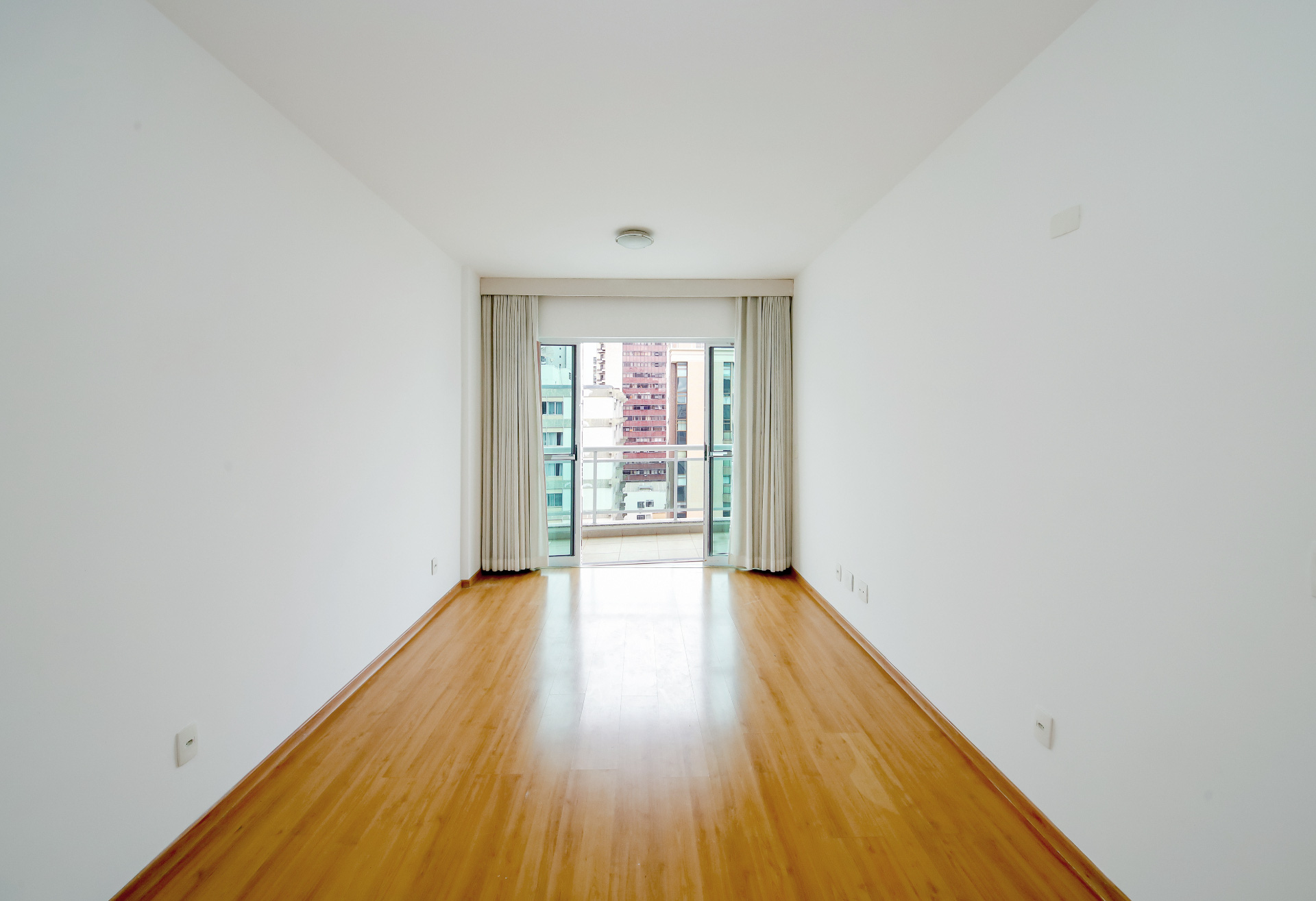 Centro: 105m² com varanda e 2 vagas., foto 1