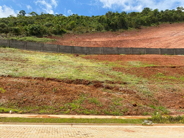 Terreno do outro lado da rua