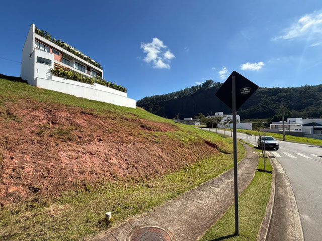 Terreno no Estrela Alta. Perto da portaria.