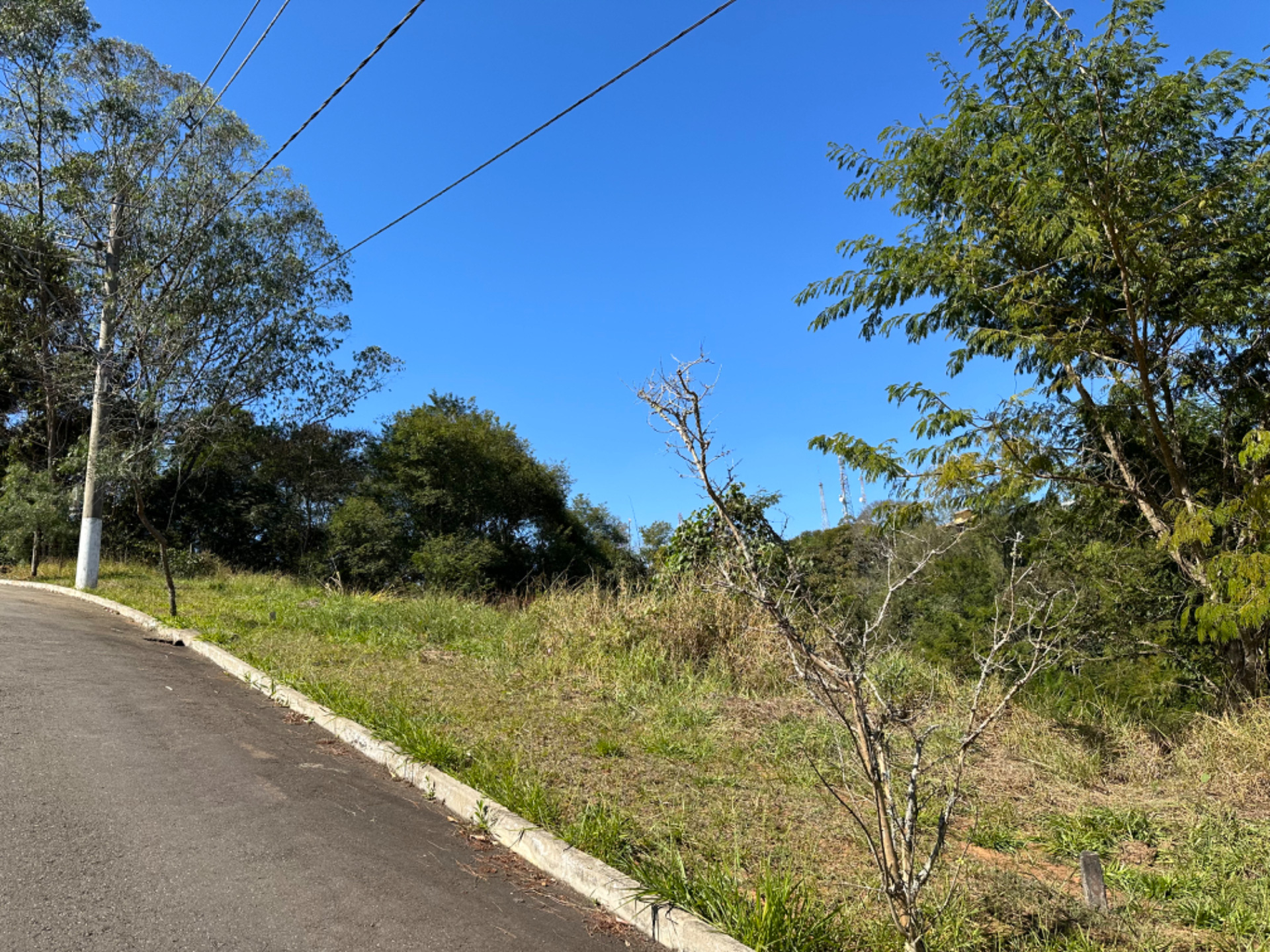 São Pedro: Terreno de 604m², vista para preservação, foto 1