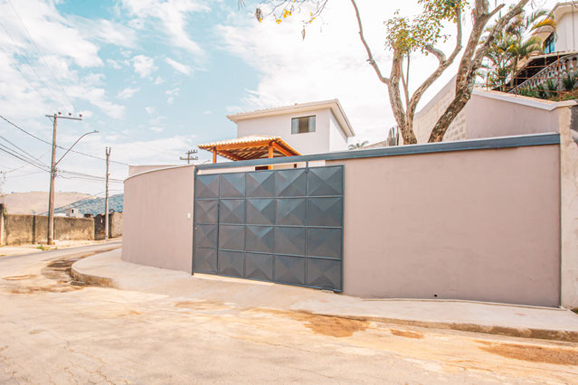 Casa nova, esquina no Bom Pastor.