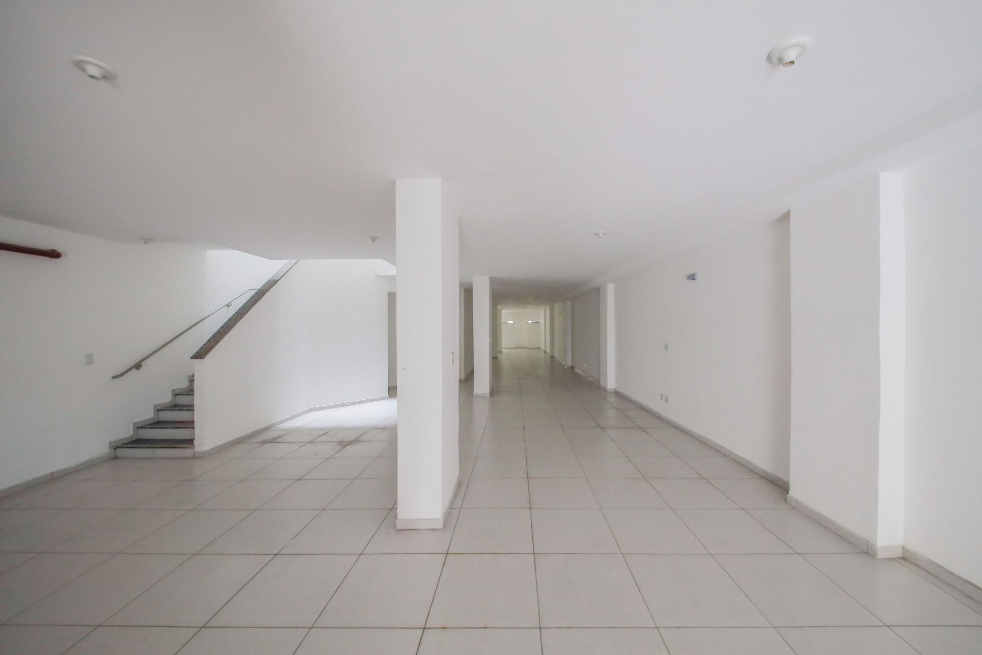 Loja ampla na maior avenida. 700m², 1 vaga., foto 2