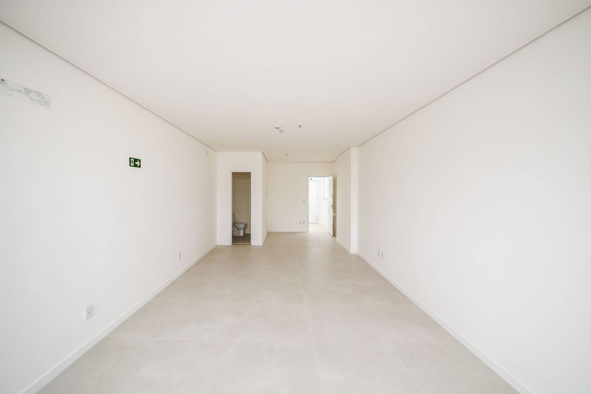 Sala nova no Centro. 85m², com vaga, perto de tudo., foto 2