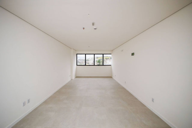 Sala nova no Centro. 85m², com vaga, perto de tudo.