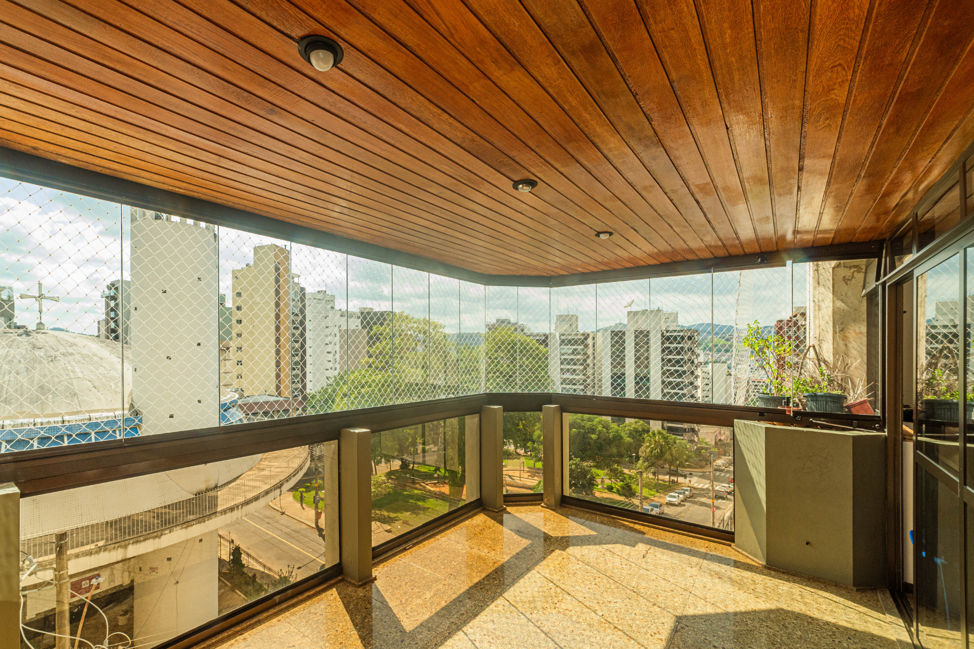 Centro: 320m², 4 quartos, 2 vagas. Espaço de sobra., foto 3