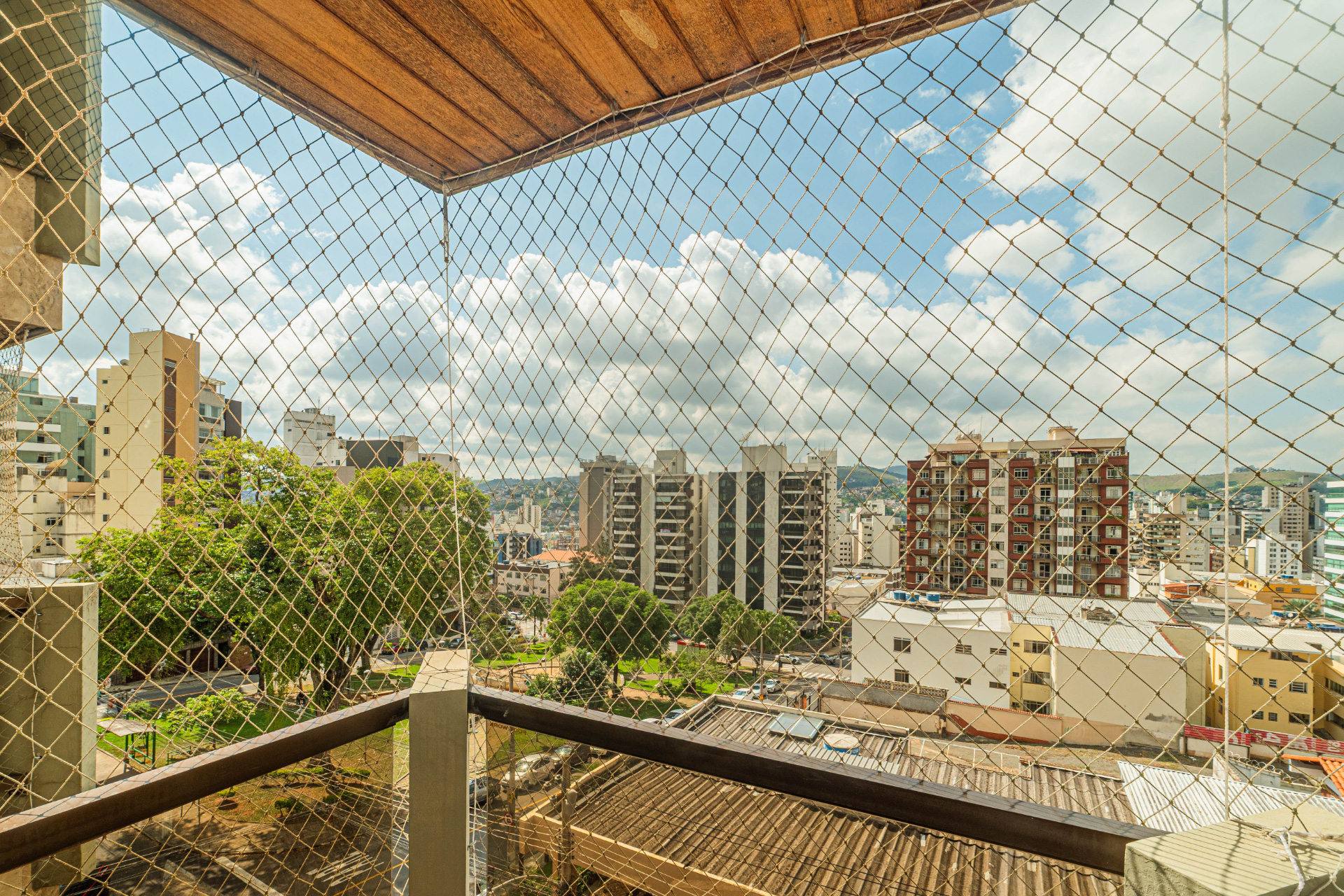 Centro: 320m², 4 quartos, 2 vagas. Espaço de sobra., foto 6