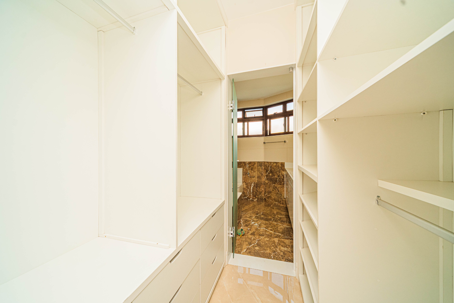 Alphaville: Conforto moderno e luz natural em 300m²., foto 11
