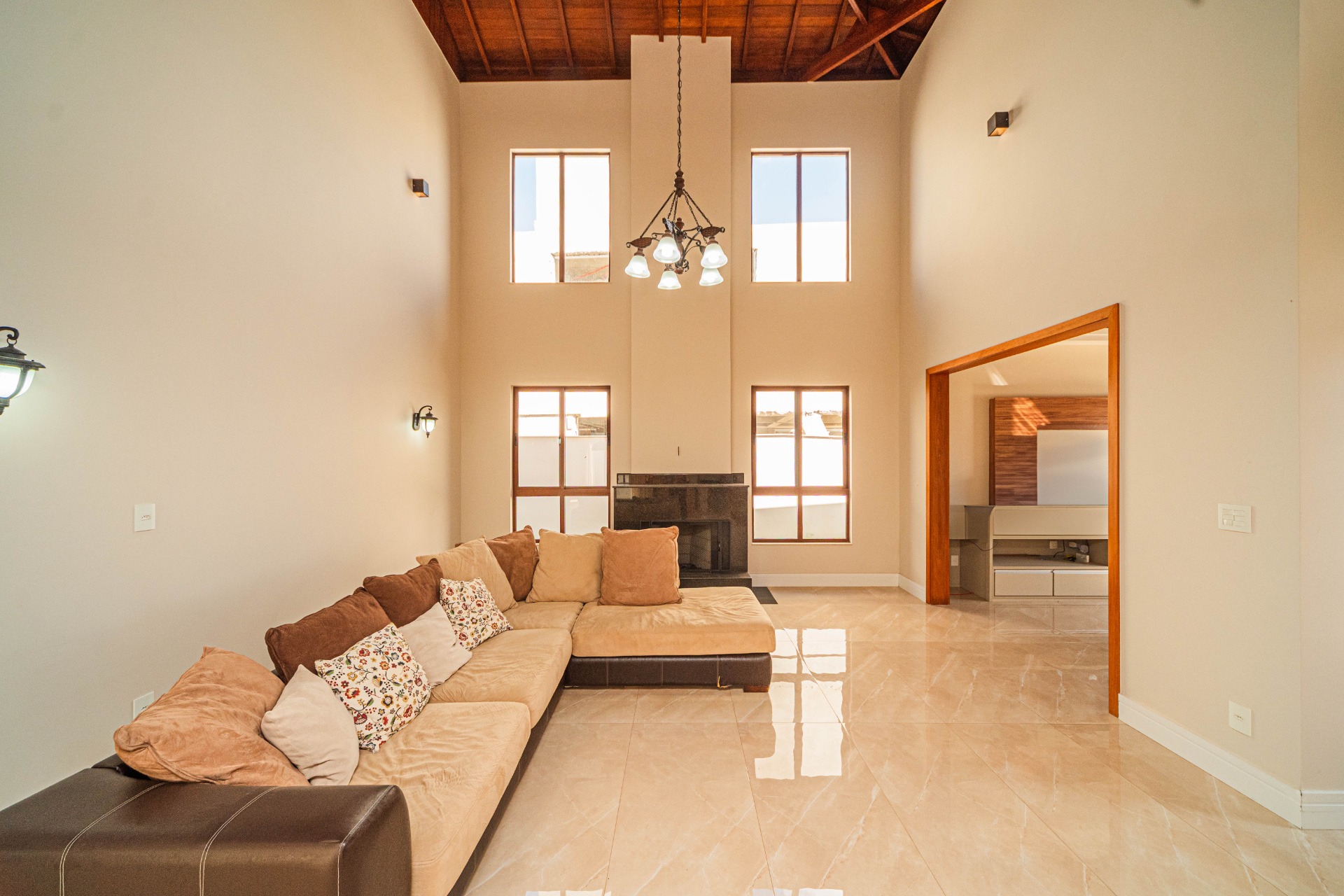 Alphaville: Conforto moderno e luz natural em 300m²., foto 3