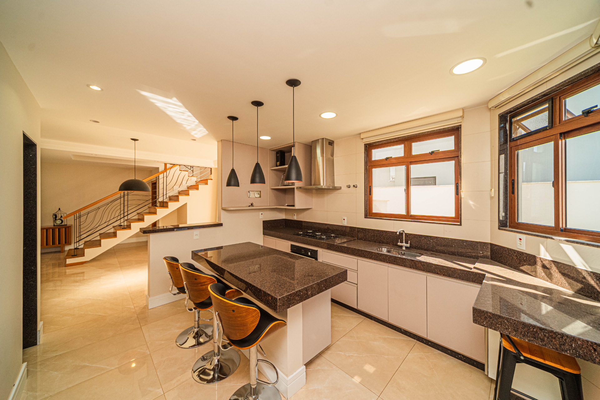 Alphaville: Conforto moderno e luz natural em 300m²., foto 8