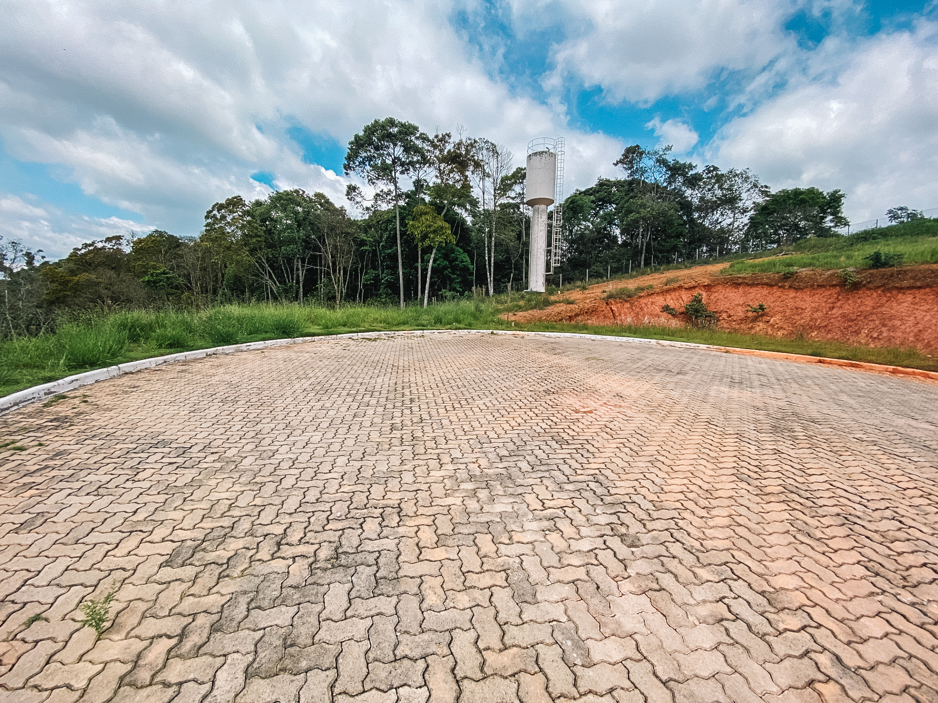 Terreno em declive com 690m², vista livre. Em Salvaterra., foto 4