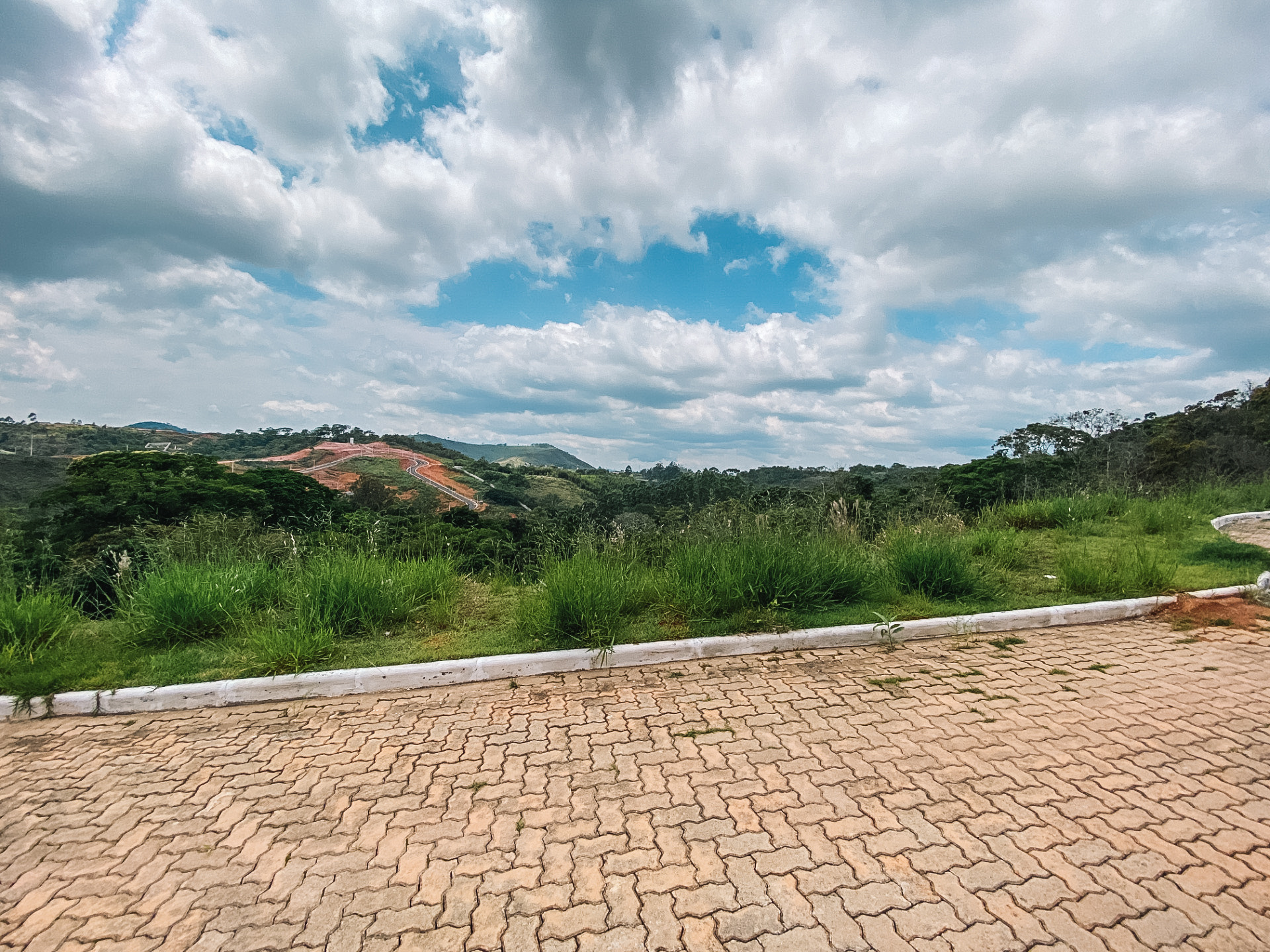 Terreno em declive com 690m², vista livre. Em Salvaterra., foto 2