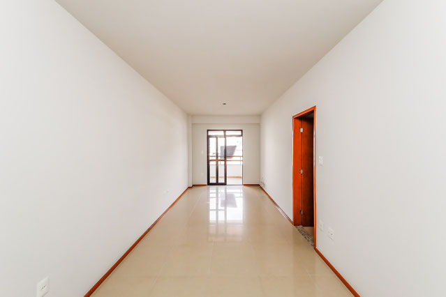 No Centro, 3 quartos, 2 vagas. Ambientes claros.