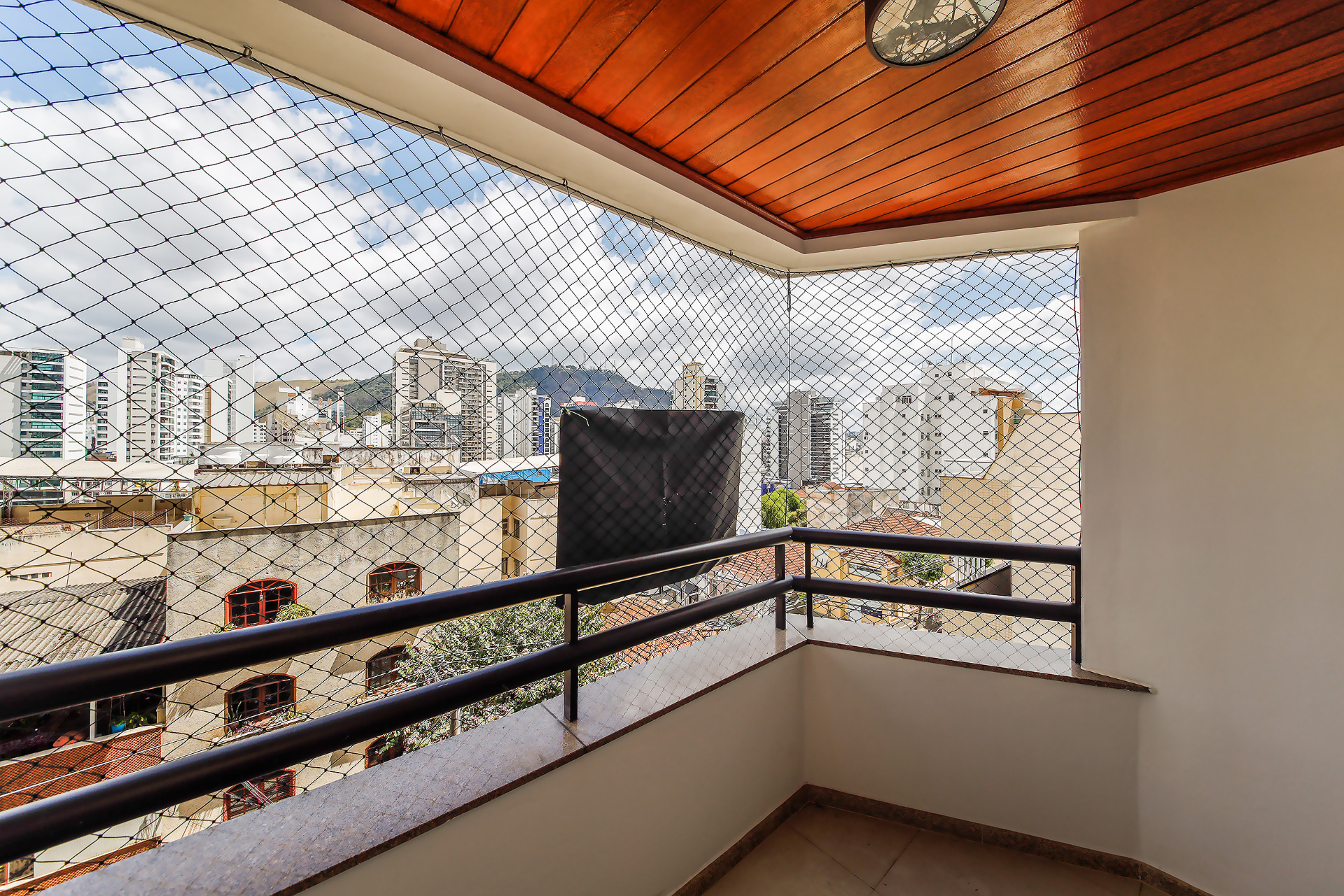 No Centro, 3 quartos, 2 vagas. Ambientes claros., foto 2