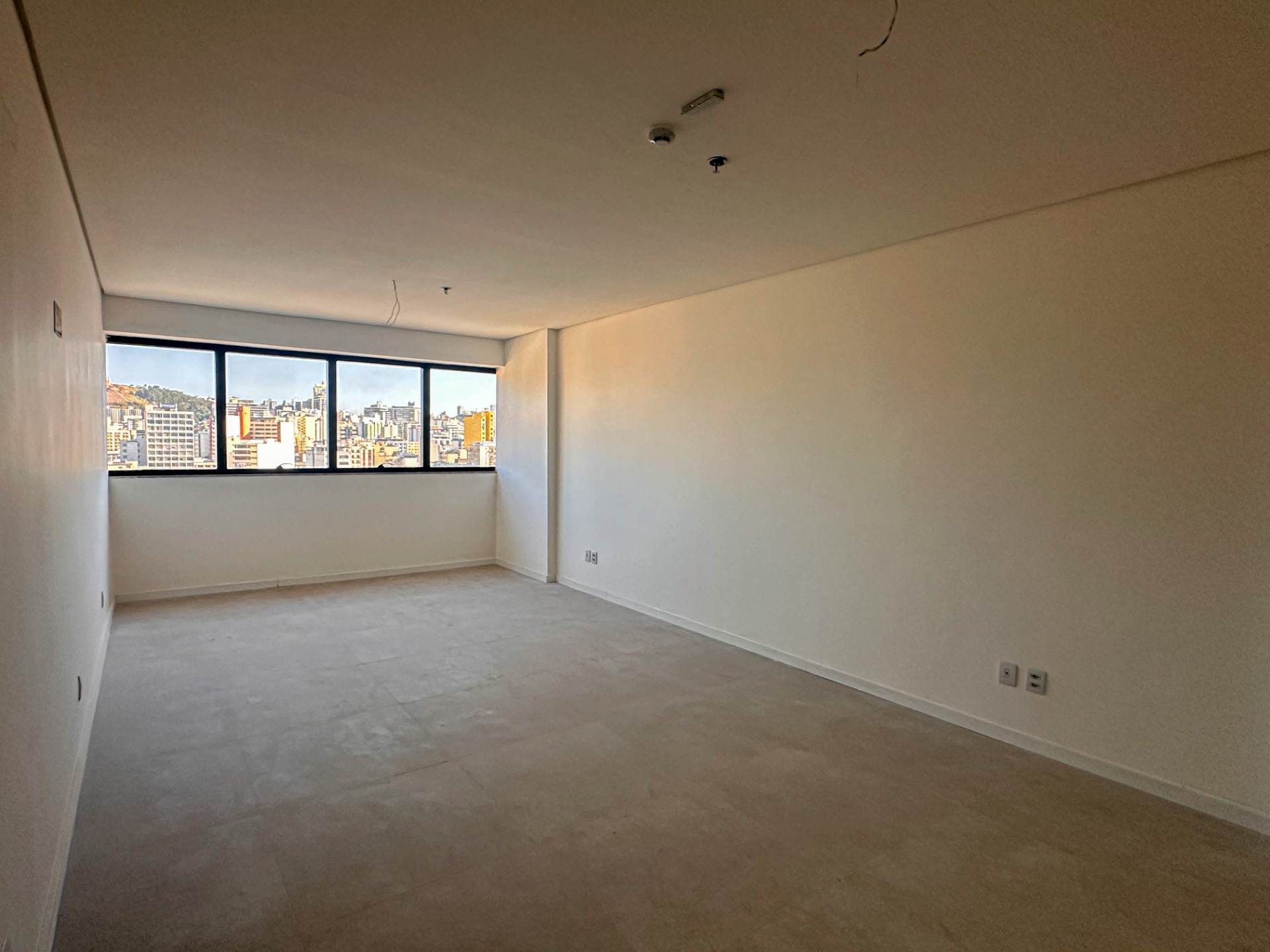Centro: Sala 83m², vista livre, vaga. Venda., foto 2