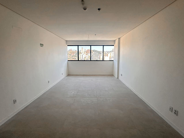 Centro: Sala 83m², vista livre, vaga. Venda.
