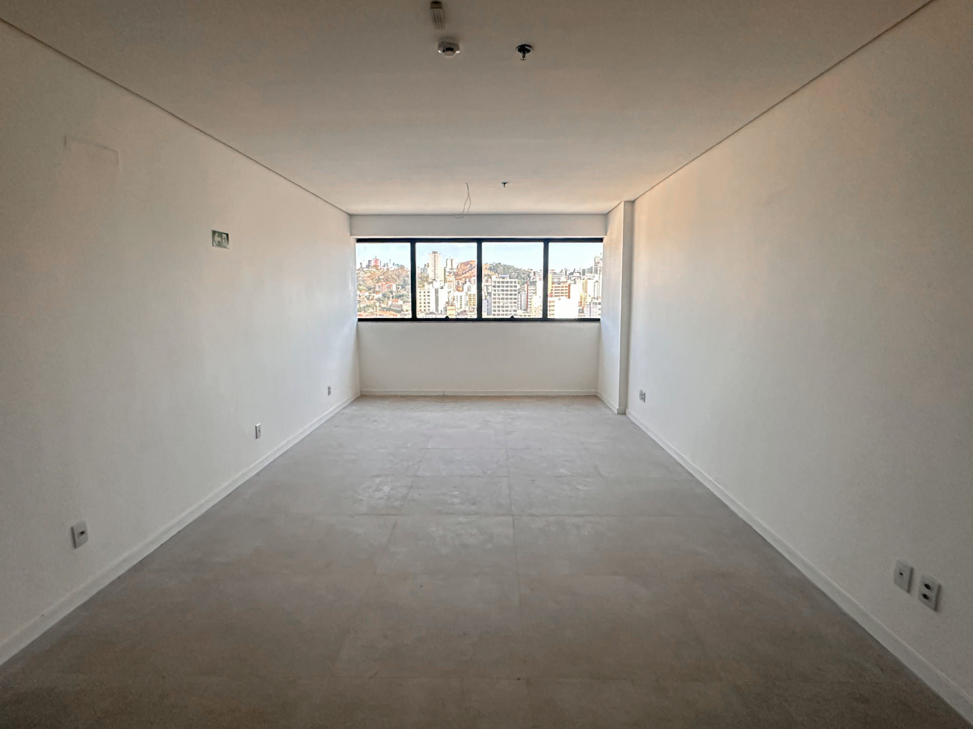 Centro: Sala 83m², vista livre, vaga. Venda., foto 1