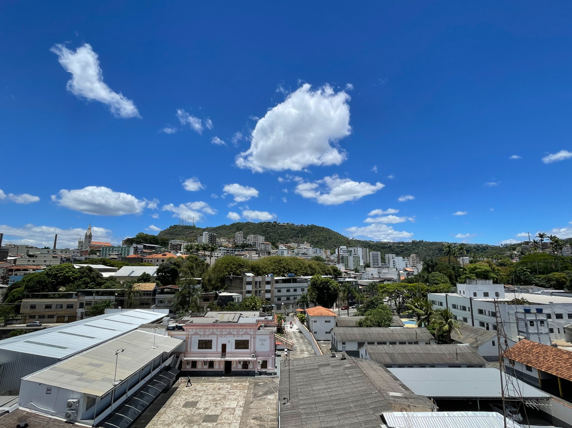 Área externa espaçosa. Mariano Procópio., foto 5