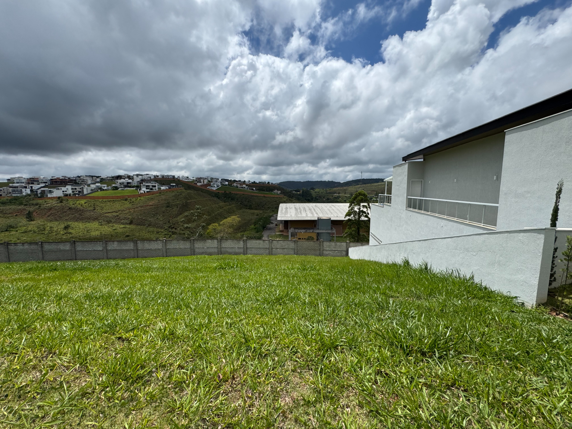 Lote em declive. 699 m² e vista livre., foto 4