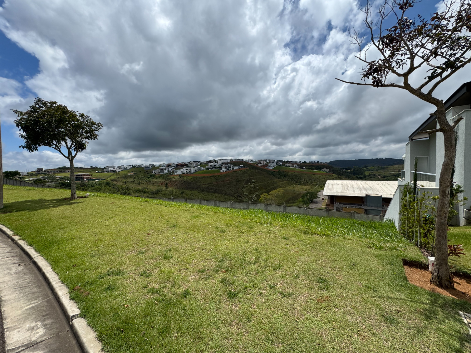 Lote em declive. 699 m² e vista livre., foto 1
