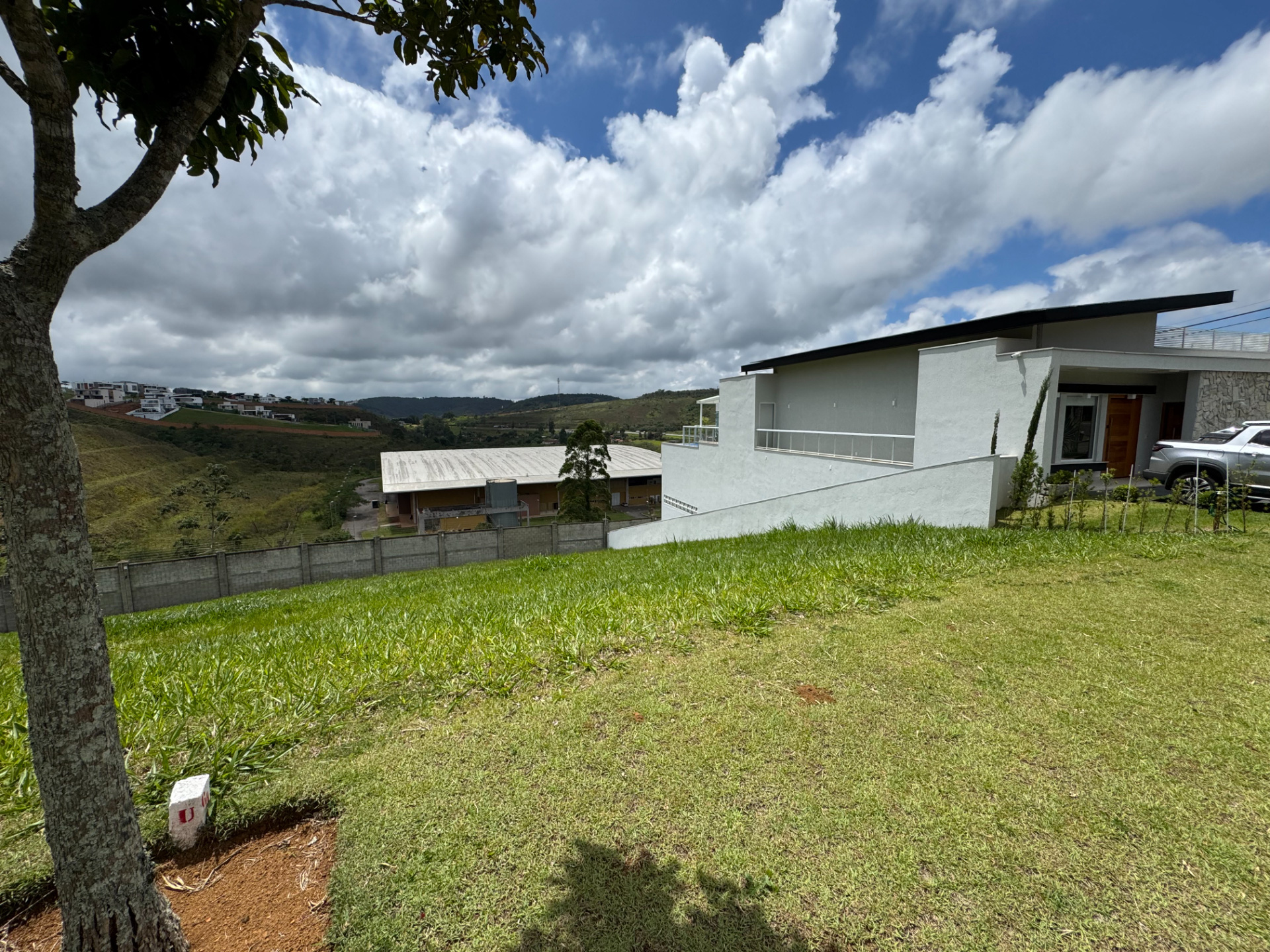Lote em declive. 699 m² e vista livre., foto 3