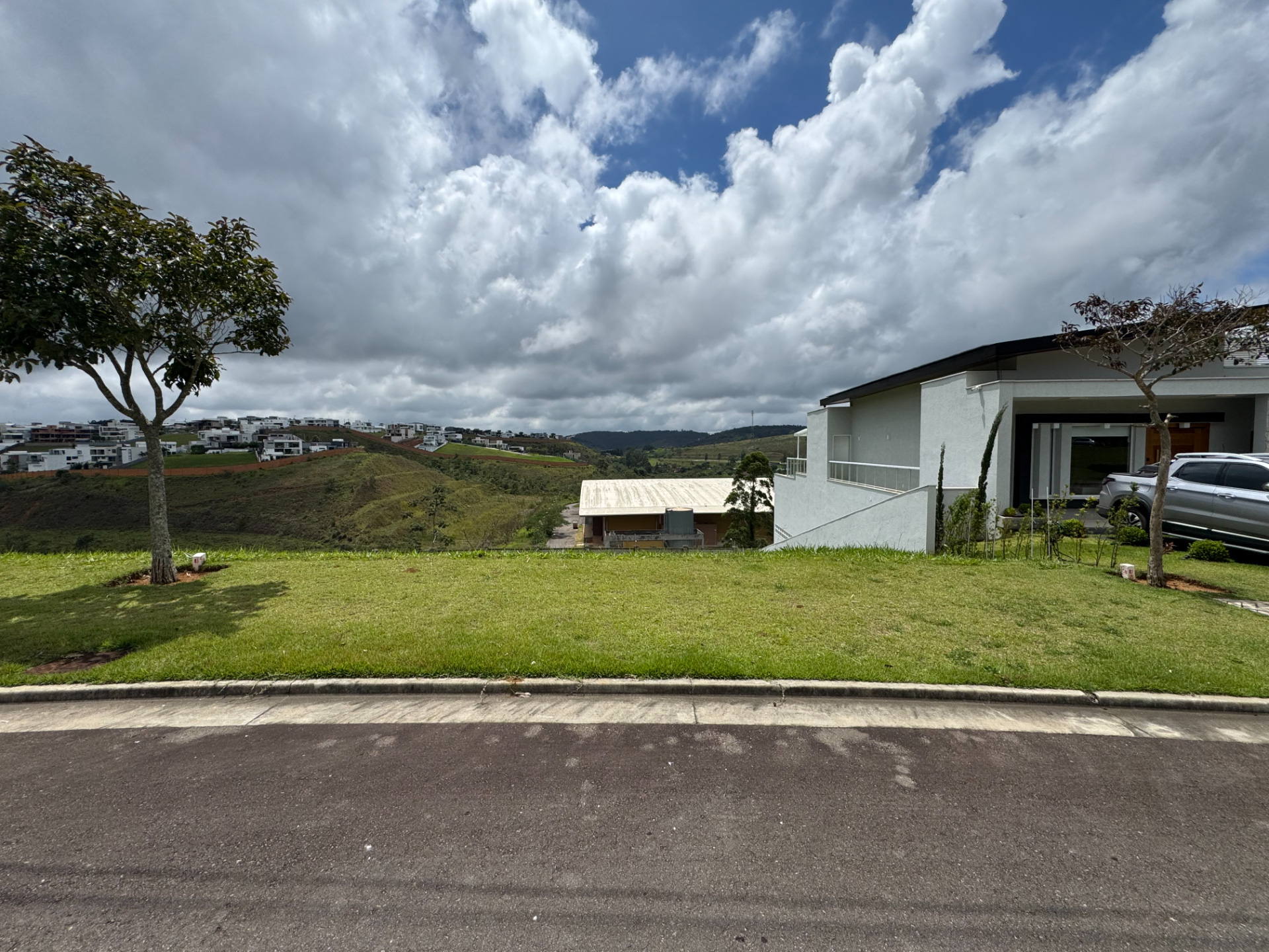 Lote em declive. 699 m² e vista livre., foto 2