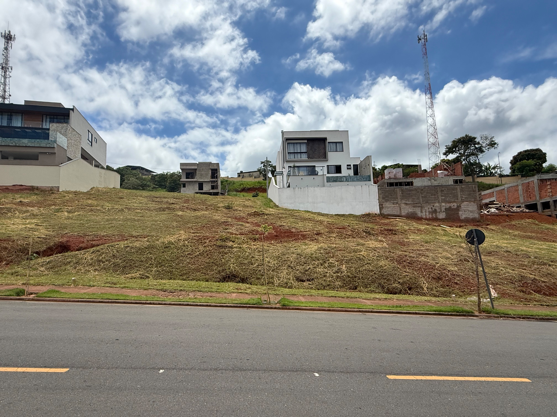 Condomínio Estrela Alta: Lote em aclive 323 m², foto 1