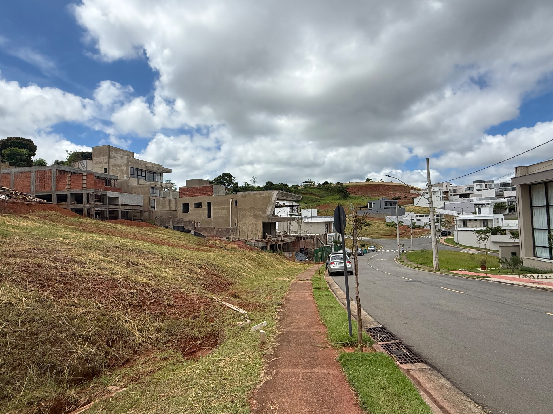 Condomínio Estrela Alta: Lote em aclive 323 m², foto 2