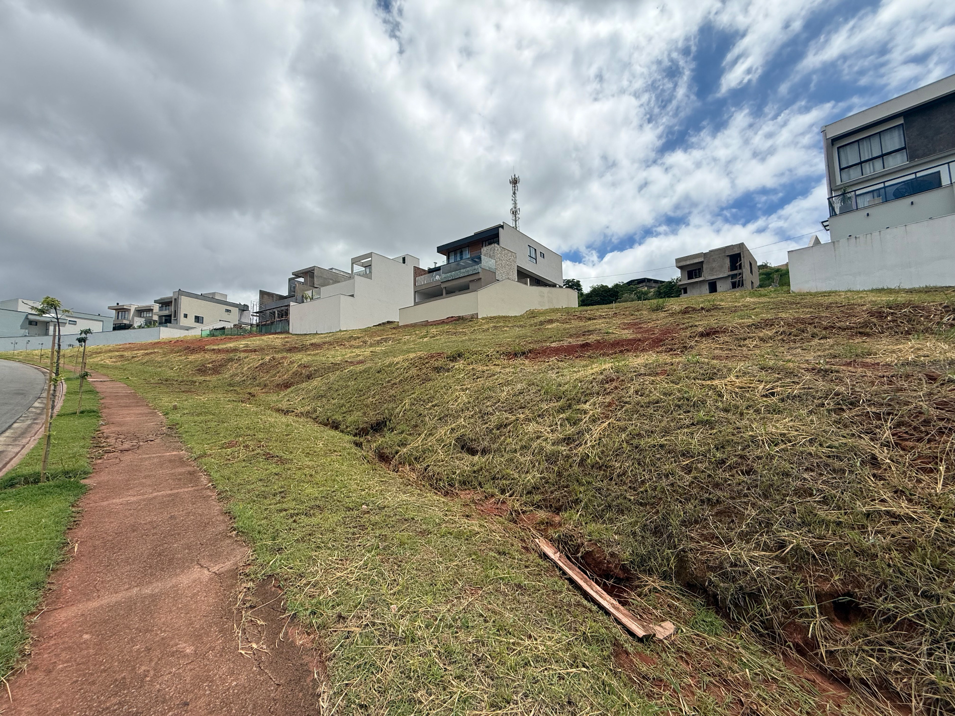 Condomínio Estrela Alta: Lote em aclive 323 m², foto 6