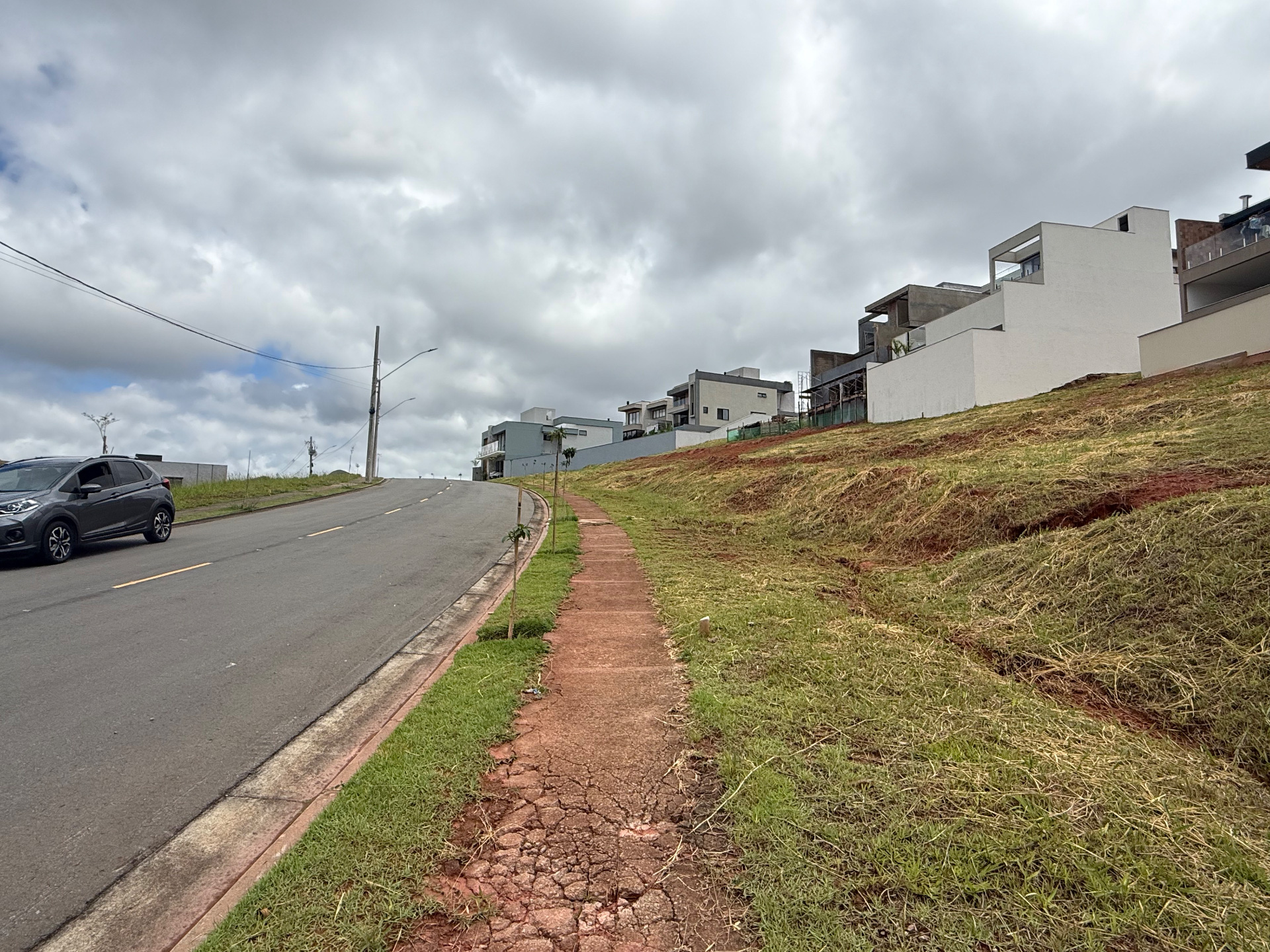 Condomínio Estrela Alta: Lote em aclive 323 m², foto 3