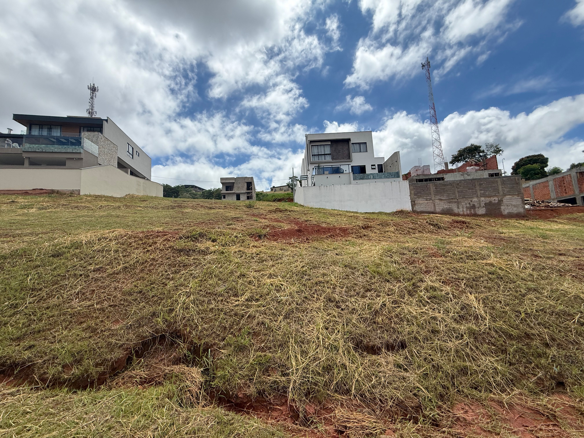 Condomínio Estrela Alta: Lote em aclive 323 m², foto 4