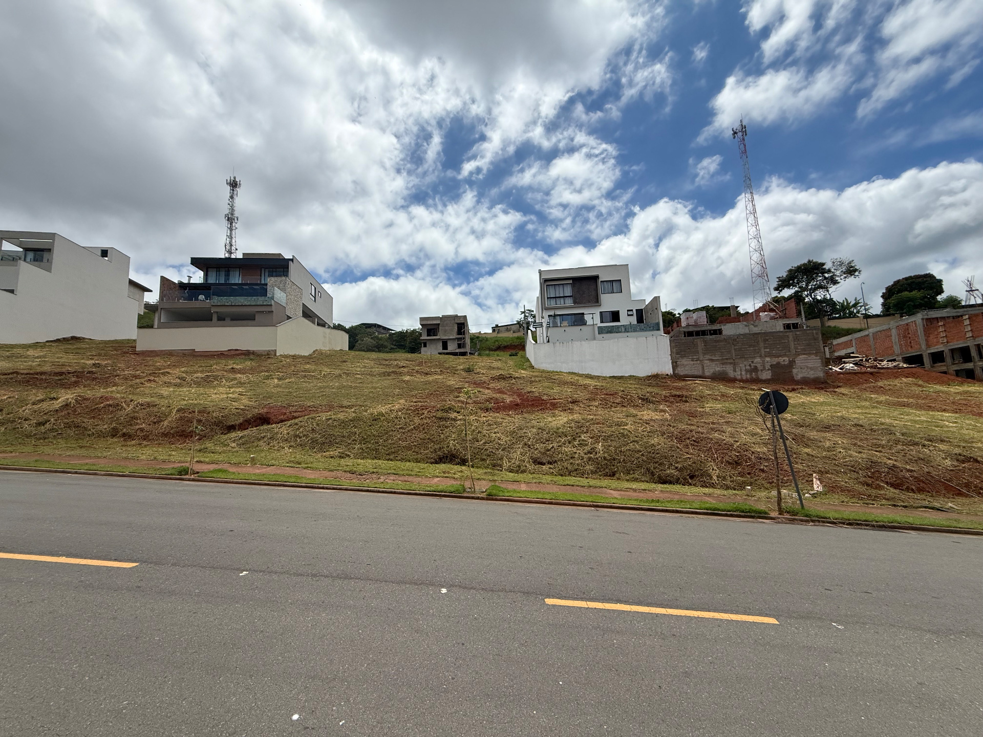 Condomínio Estrela Alta: Lote em aclive 323 m², foto 7