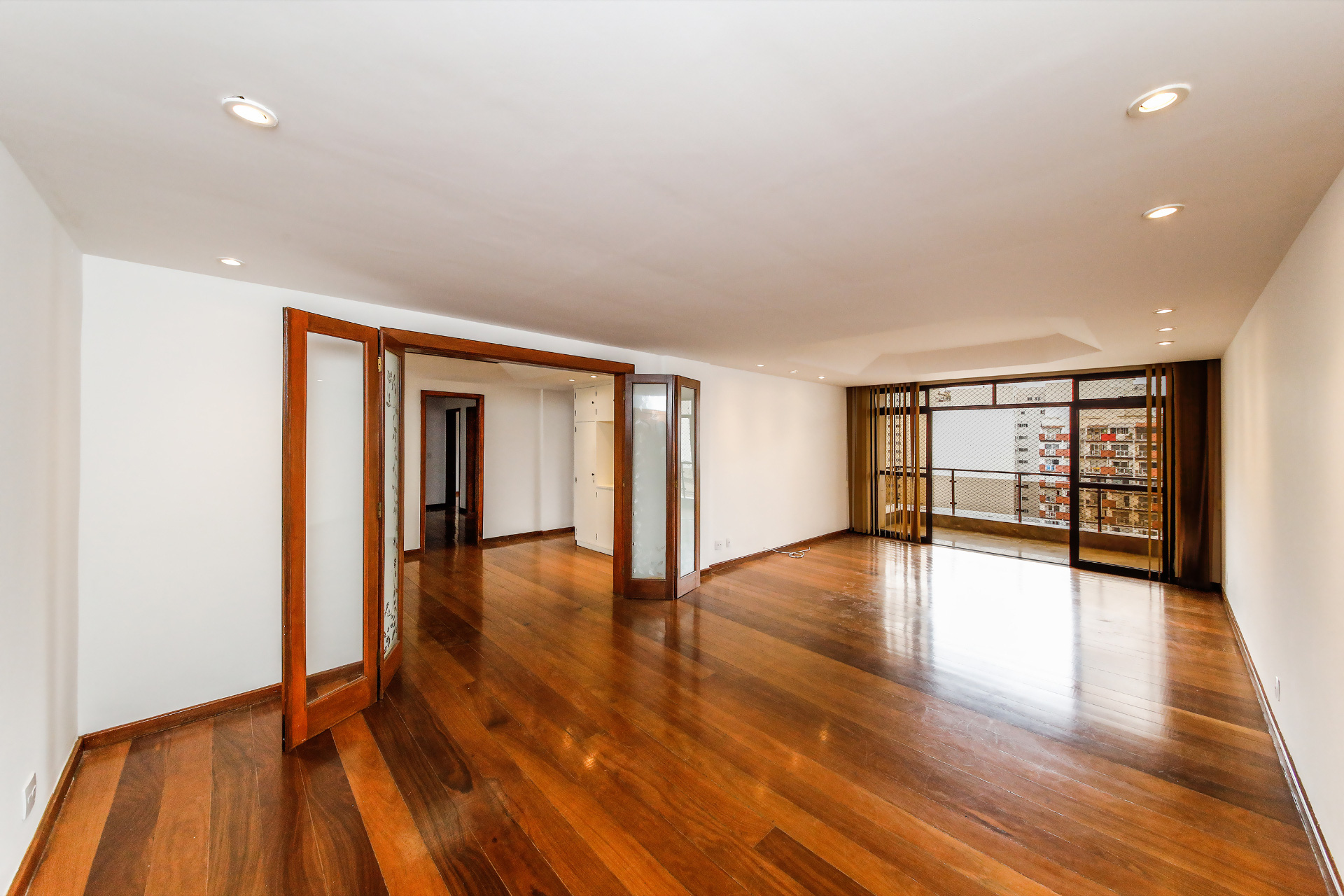 São Mateus. Apartamento clássico, com 238m². Boa planta., foto 1