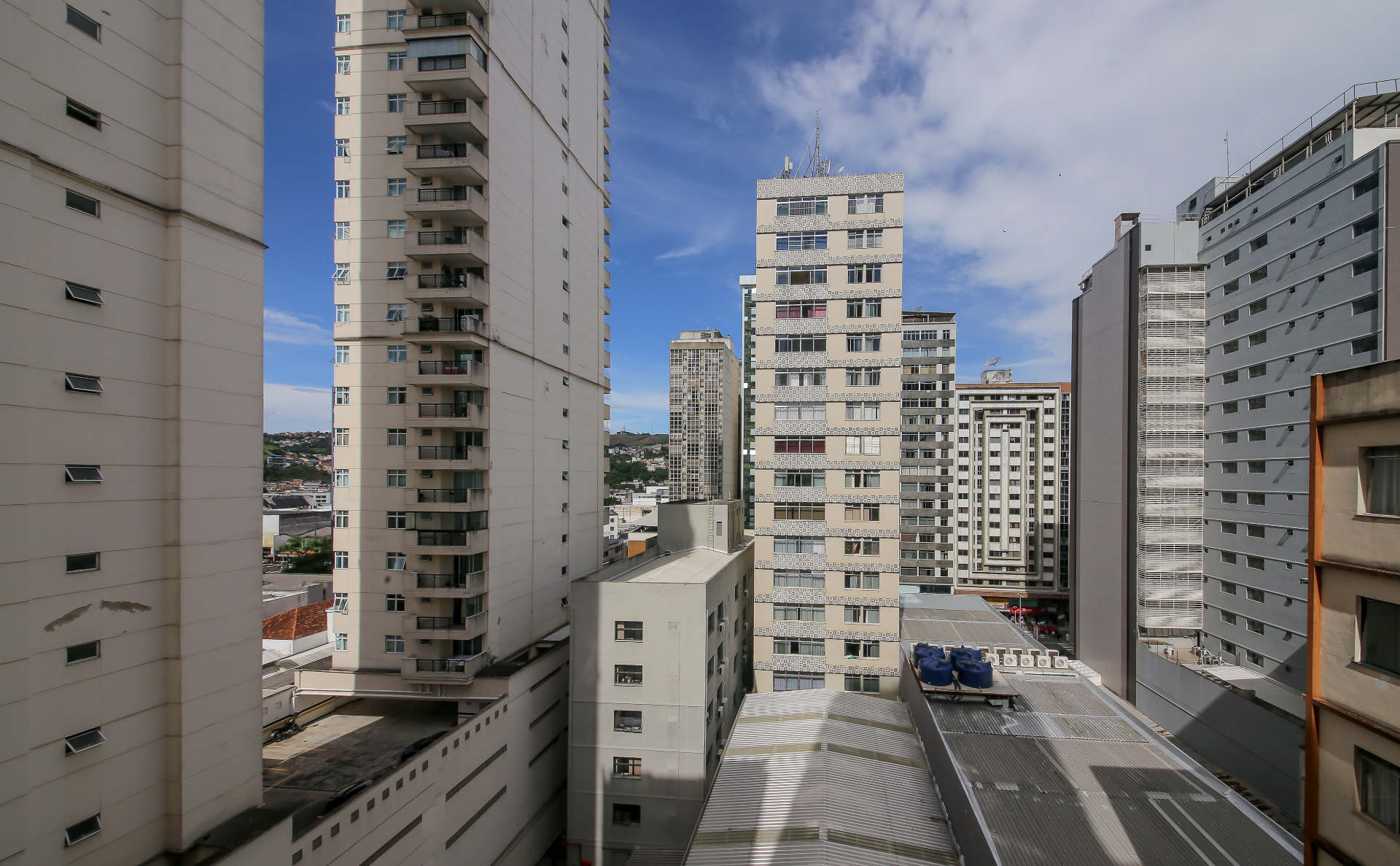 Centro: 2 quartos, suíte, varanda e vaga. Bem ventilado., foto 5