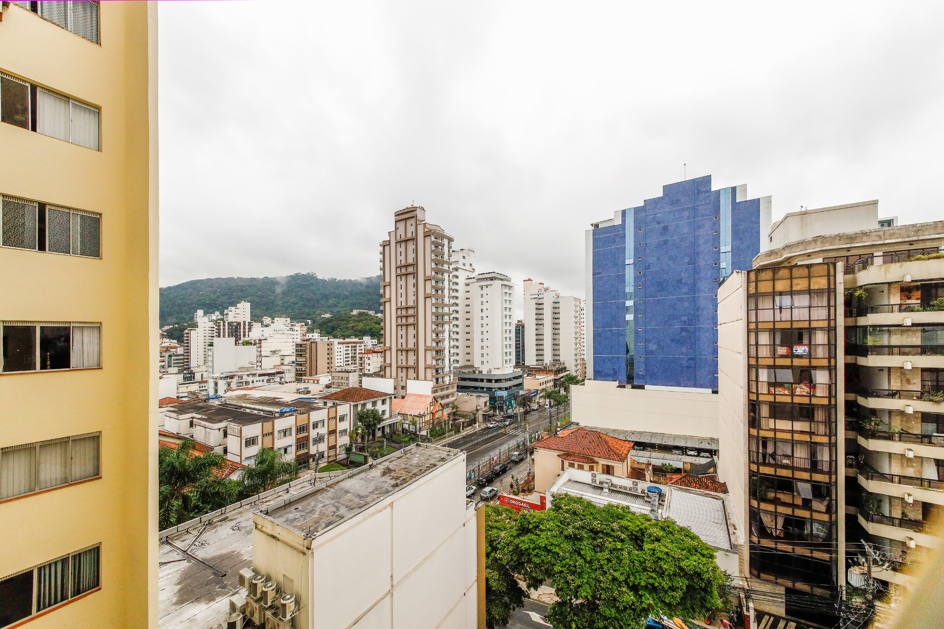 4 quartos no Centro. Ambientes amplos, 1 vaga., foto 3