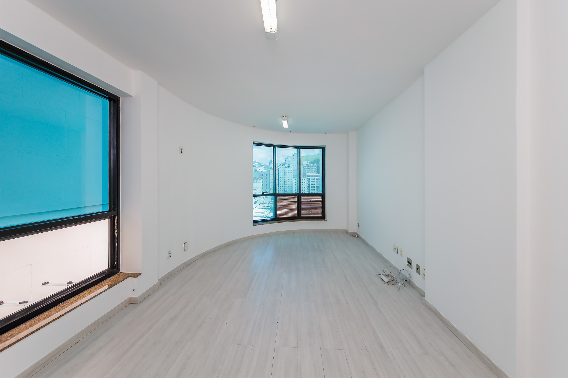 Centro: Sala 56m² com 2 ambientes. Uma vaga., foto 2