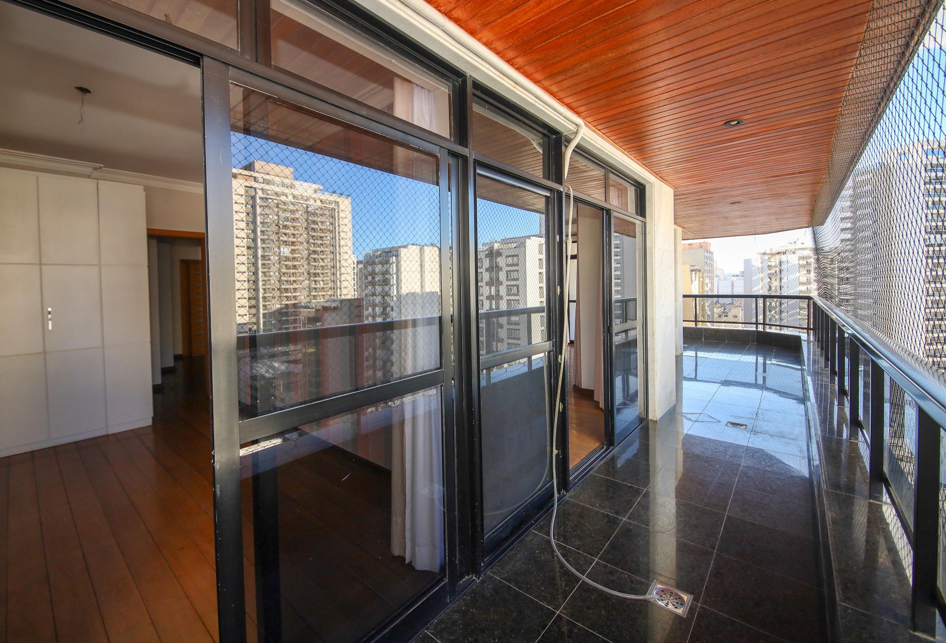 Centro: 2 suítes, varandão. Conforto com vista livre., foto 13