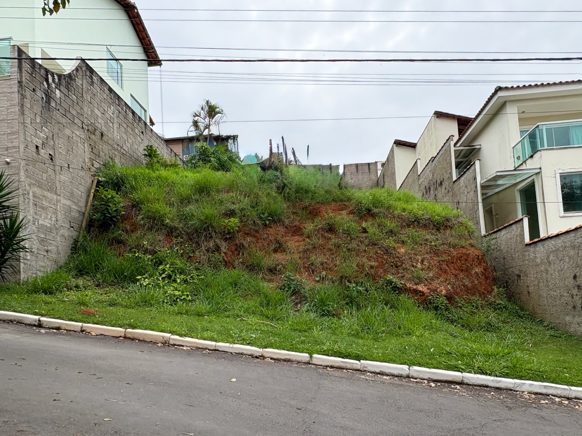 Lote em aclive próximo à portaria do Condomínio Alto dos Pinheiros para venda, foto 1