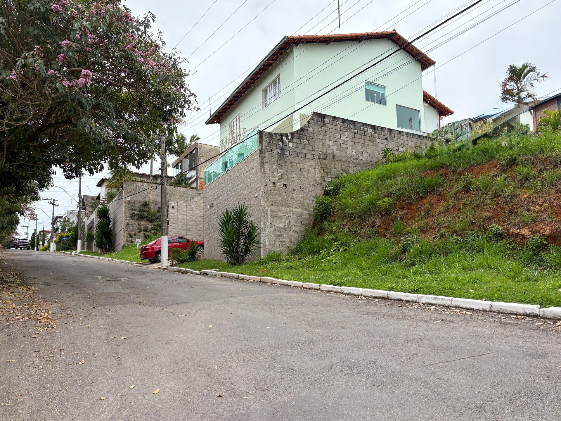 Lote em aclive próximo à portaria do Condomínio Alto dos Pinheiros para venda, foto 2