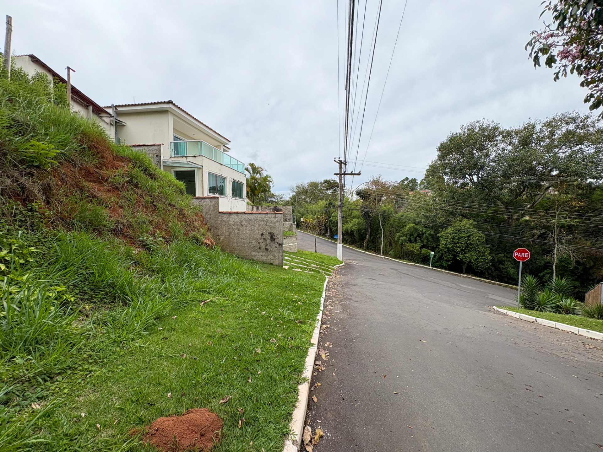 Lote em aclive próximo à portaria do Condomínio Alto dos Pinheiros para venda, foto 3