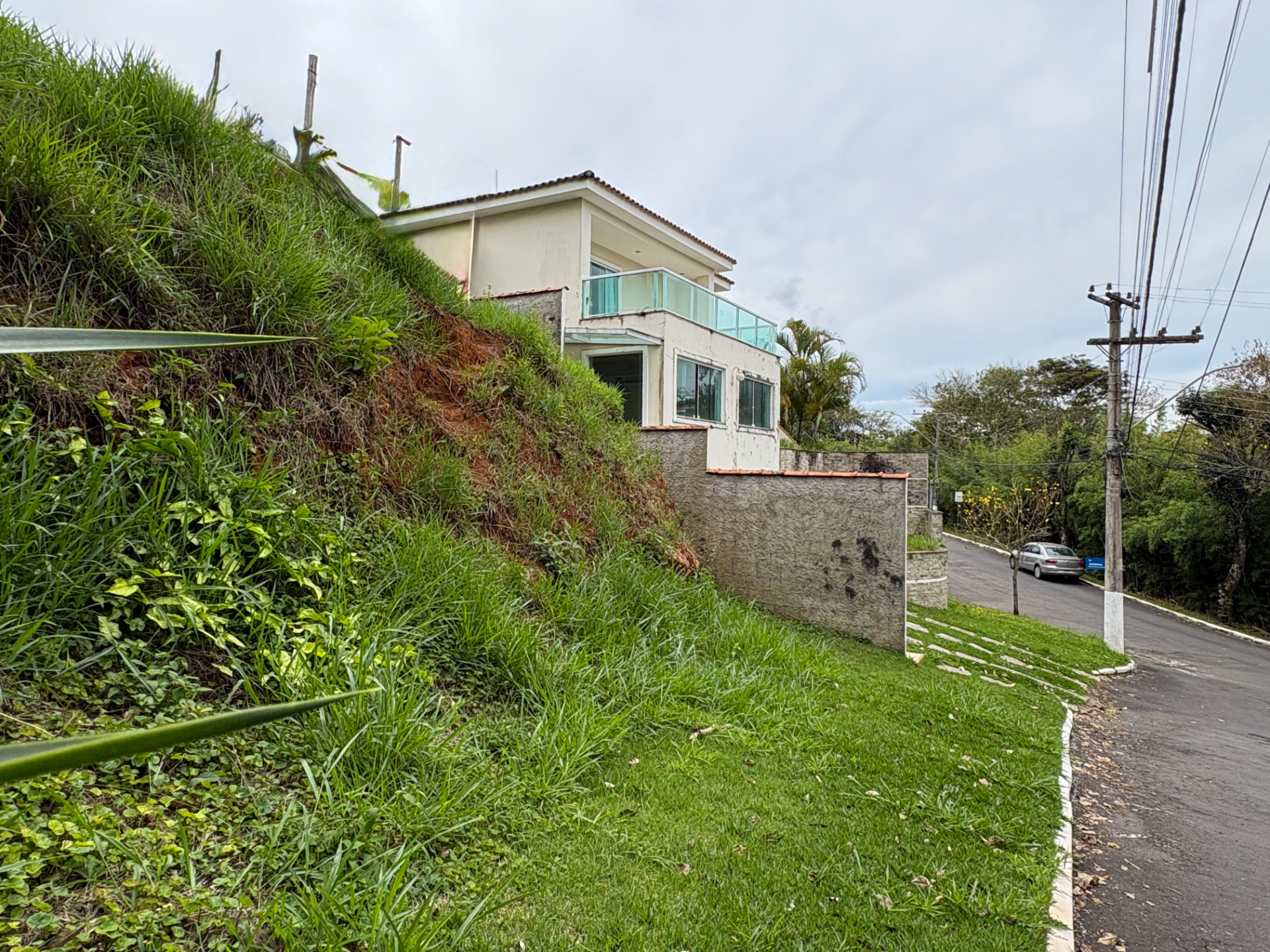 Lote em aclive próximo à portaria do Condomínio Alto dos Pinheiros para venda, foto 5