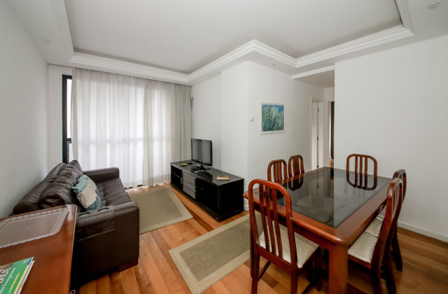 Apartamento mobiliado com varanda e vista livre para locação